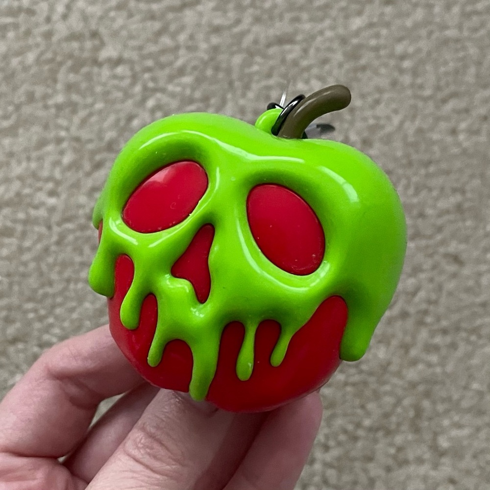 Bath & Body Works Disney Villains Poison Apple Glow-In-The-Dark PocketBac Holder - Picture 16 of 16